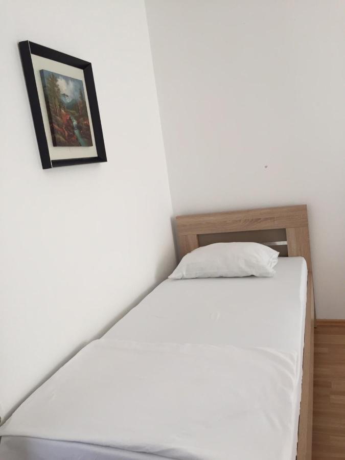 Em Apartments Ulcinj Esterno foto