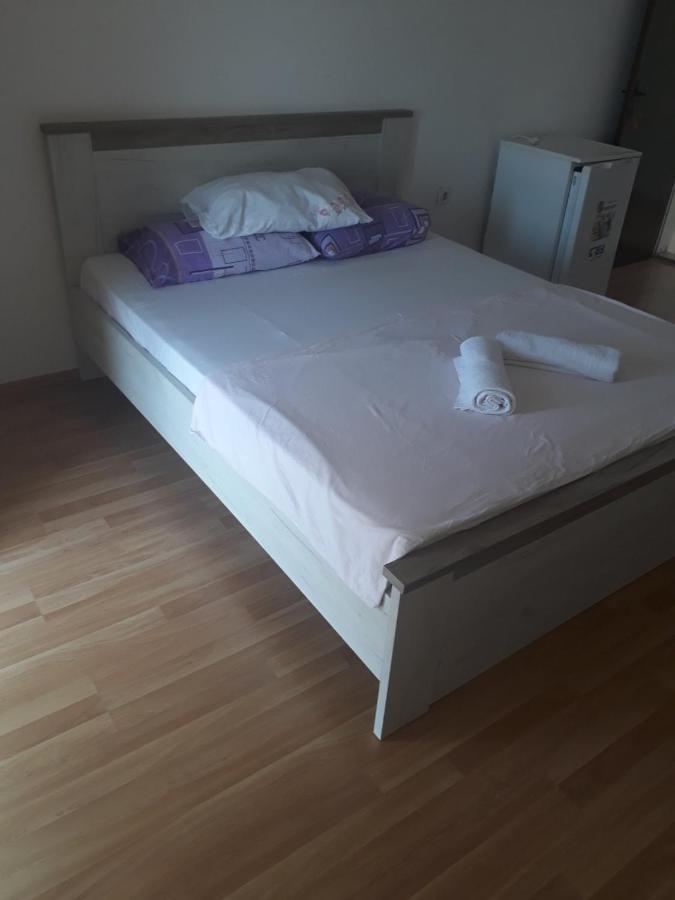 Em Apartments Ulcinj Esterno foto