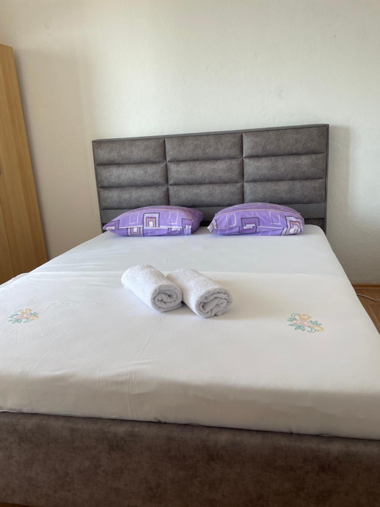 Em Apartments Ulcinj Esterno foto